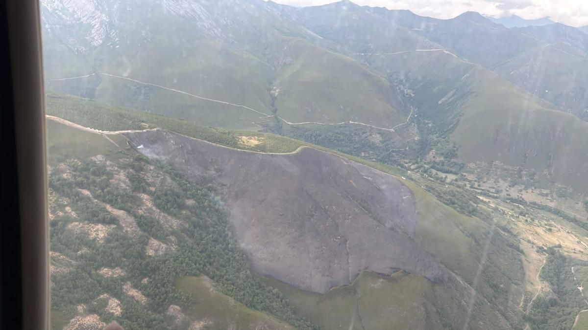 Los incendios de Guímara y Caboalles bajan al nivel más bajo de riesgo, pero se desata otro en Cubillos del Sil