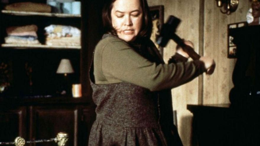 Kathy Bates en una de las escenas más míticas de 'Misery'