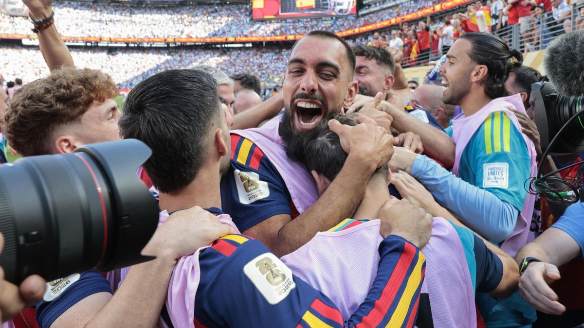 La celebración del gol en el banquillo de España
