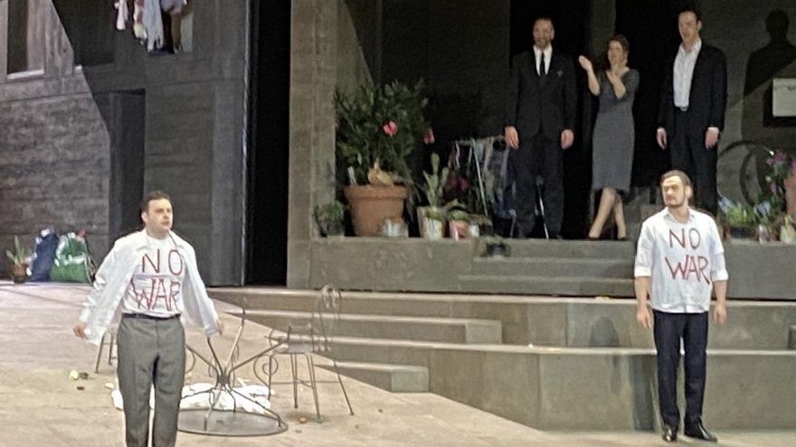 El cantante ucraniano Alexander Tsymbalyuk y el tenor bielorruso Pavel Petrov mostraron camisetas contra la guerra