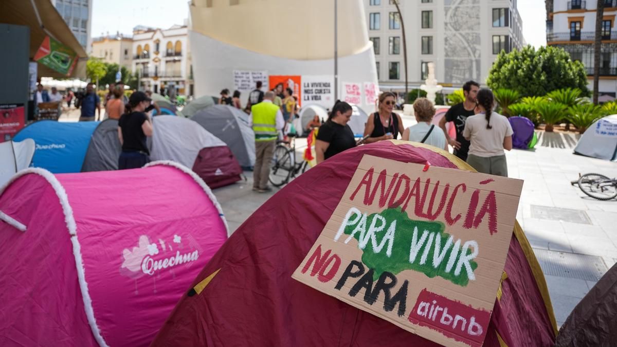 La acampada instalada bajo las Setas de Sevilla.