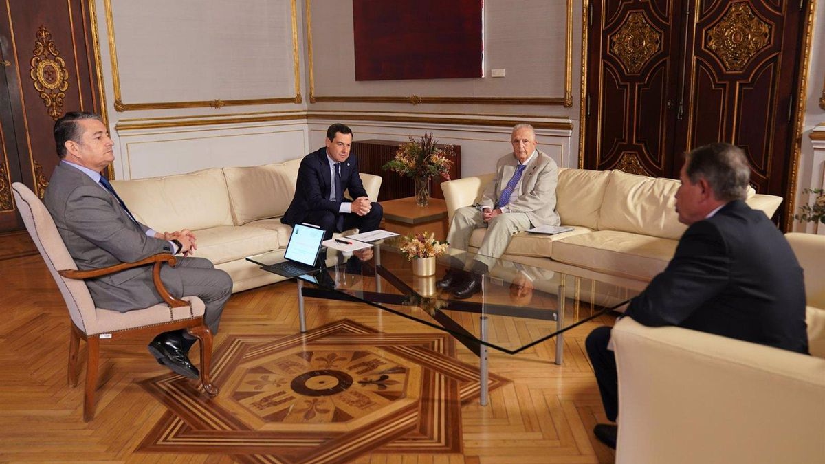 Juanma Moreno con la Asociación de Veteranos de la Guardia Civil de Córdoba