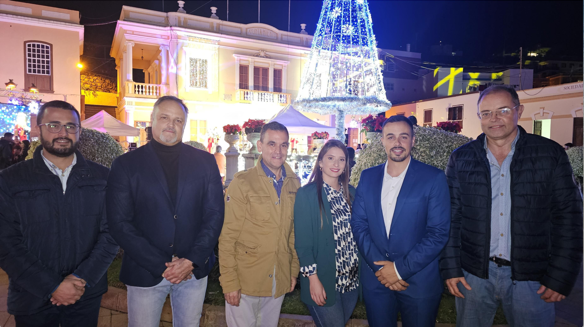 Las autoridades locales en el encendido navideño.