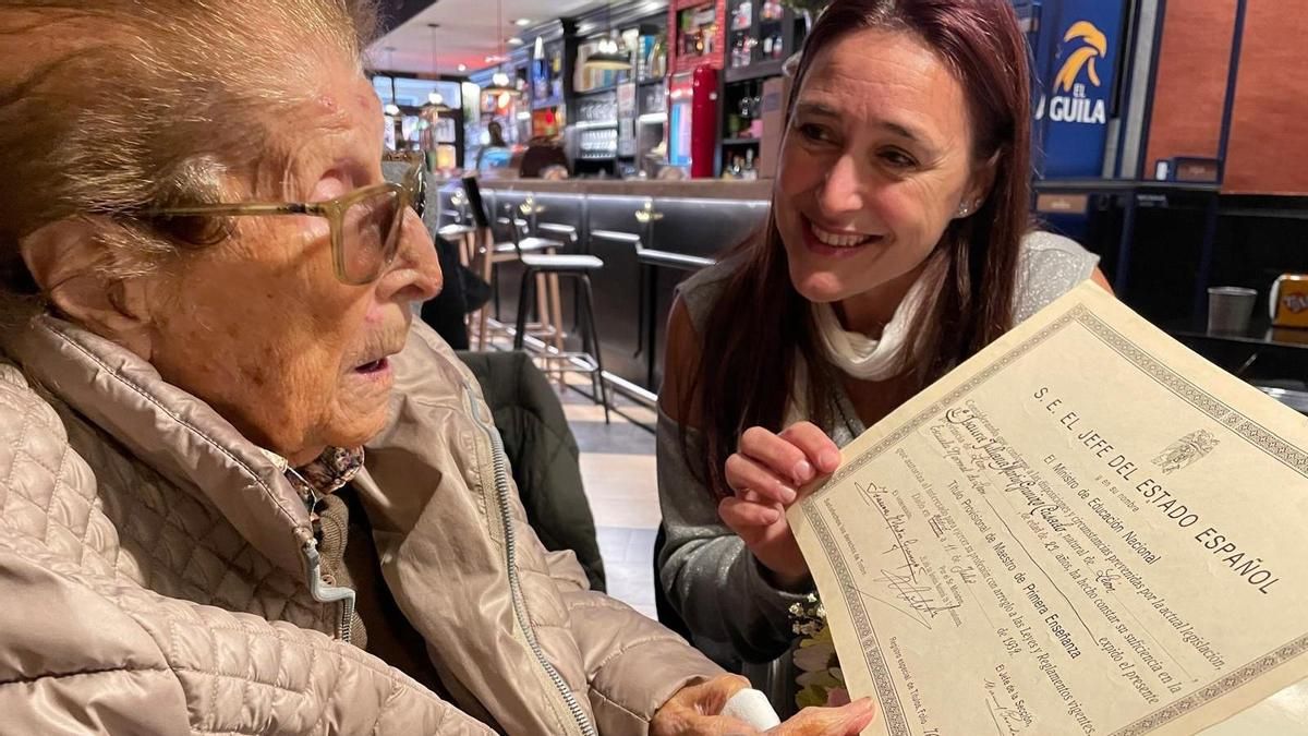 La leonesa Isaura Martín-Granizo recibe a sus 110 años el título de Maestra que la Guerra Civil le arrebató