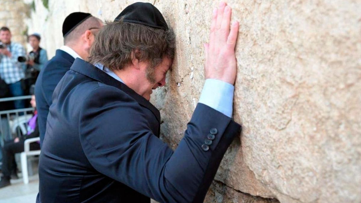 Milei en el Muro de los Lamentos, en febrero 2024.