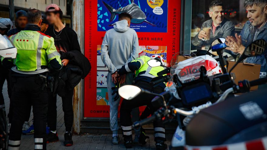 Los Mossos identifican a varios jóvenes en Barcelona.
