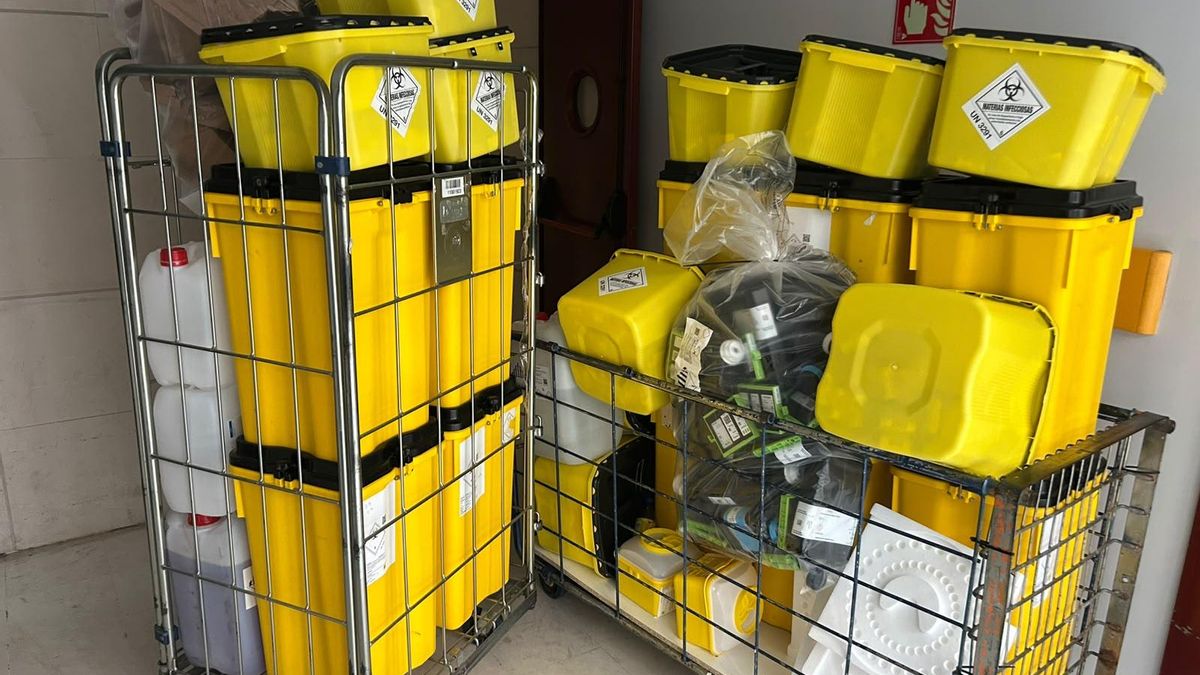 Contenedores con material biológico en una zona de paso.