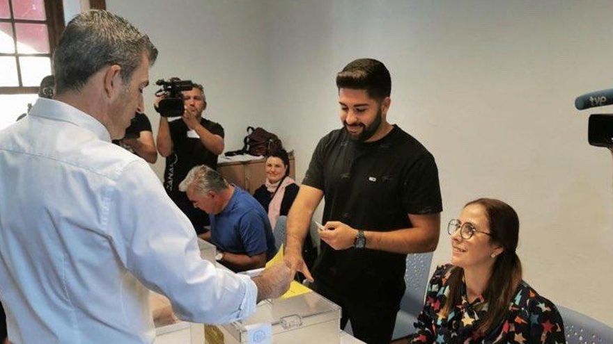 Manuel Domínguez, candidato a la Presidencia de Canarias, ejerce s derecho al voto