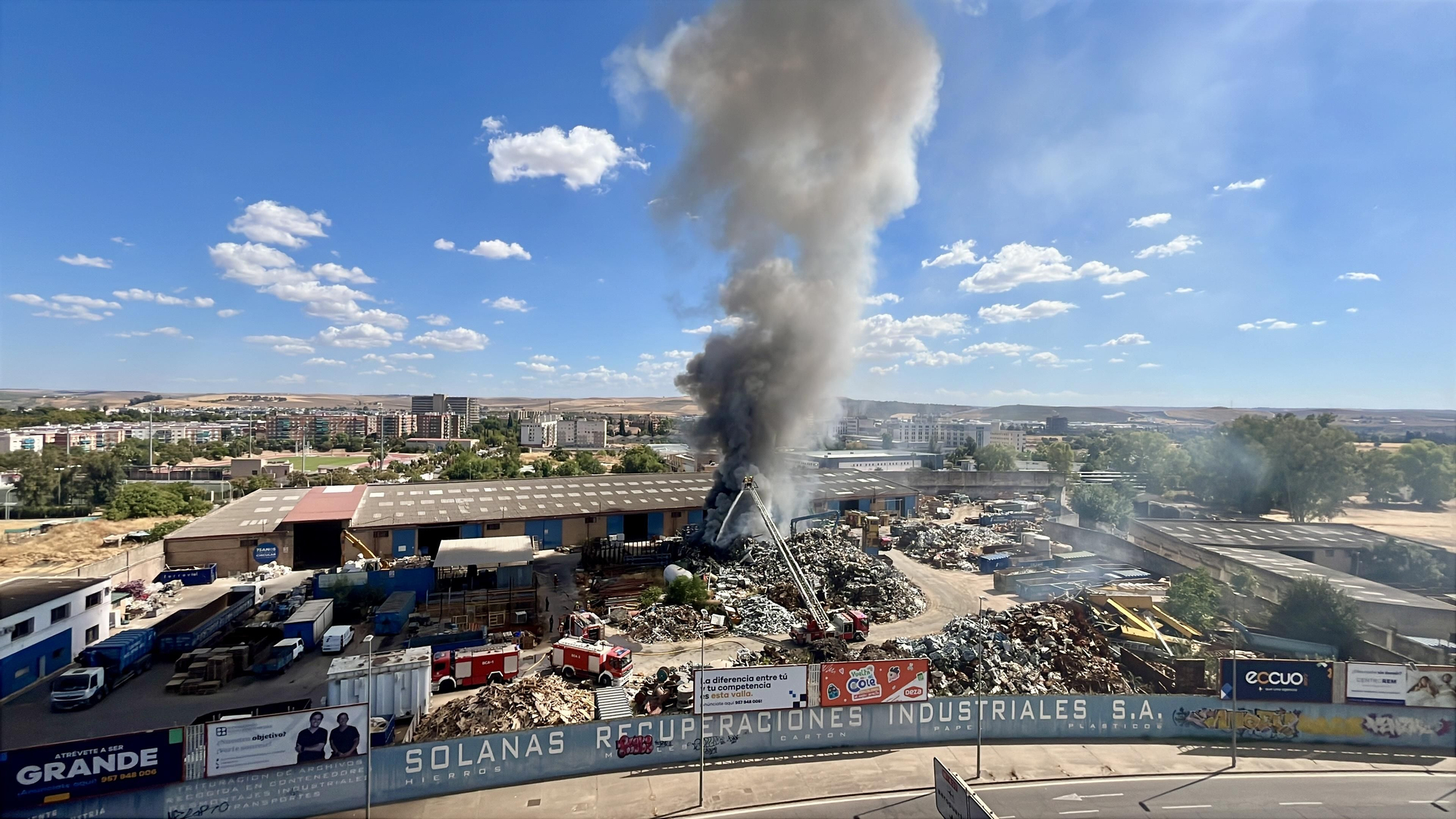 Los bomberos acuden a sofocar un aparatoso incendio de chatarra en los terrenos de la empresa Solanas