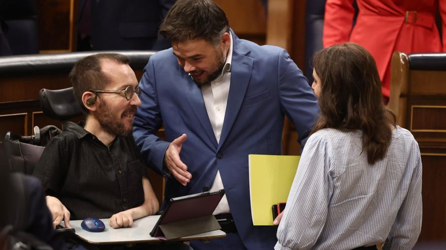 Rufián, Echenique y Montero charlan antes del pleno.