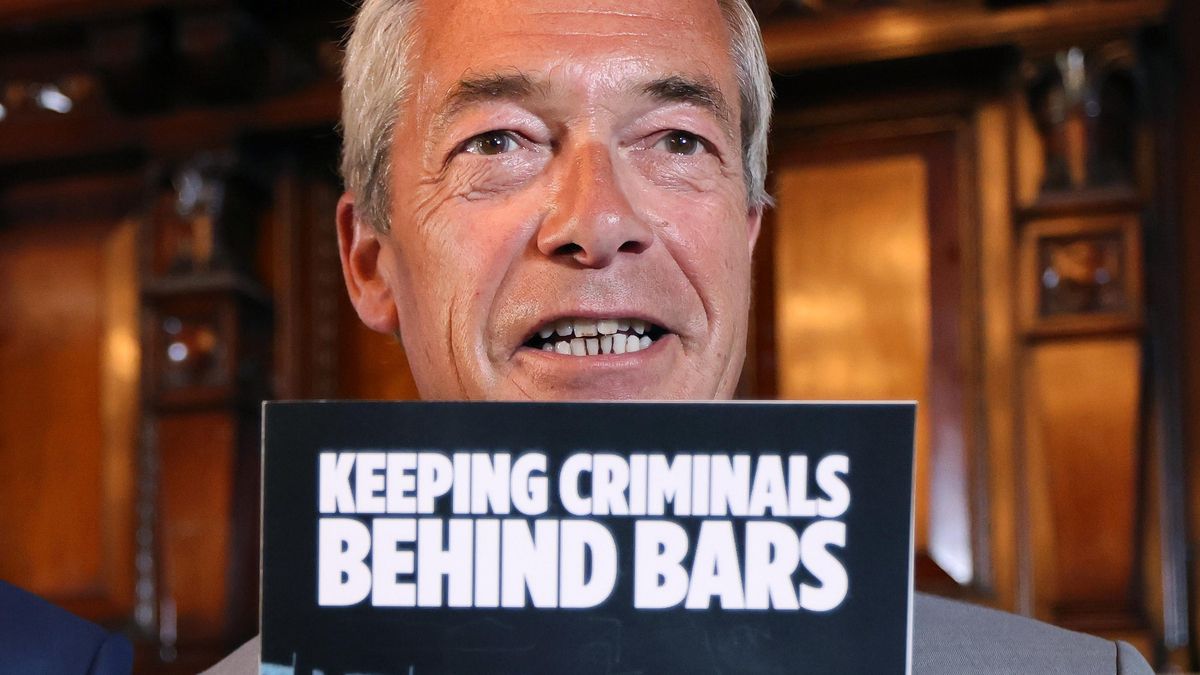 El ultra Nigel Farage revalida su escaño en Reino Unido tras su dimisión por corrupción y ante el boicot de sus rivales