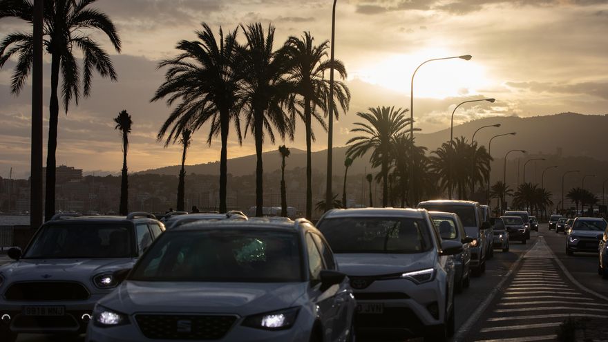 Mallorca estudia una nueva tasa para los coches que accedan a la isla y no tributen en Balears