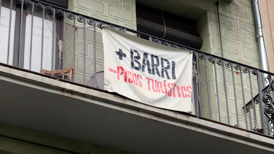 Catalunya permitirá por primera vez a los ayuntamientos retirar licencias de pisos turísticos