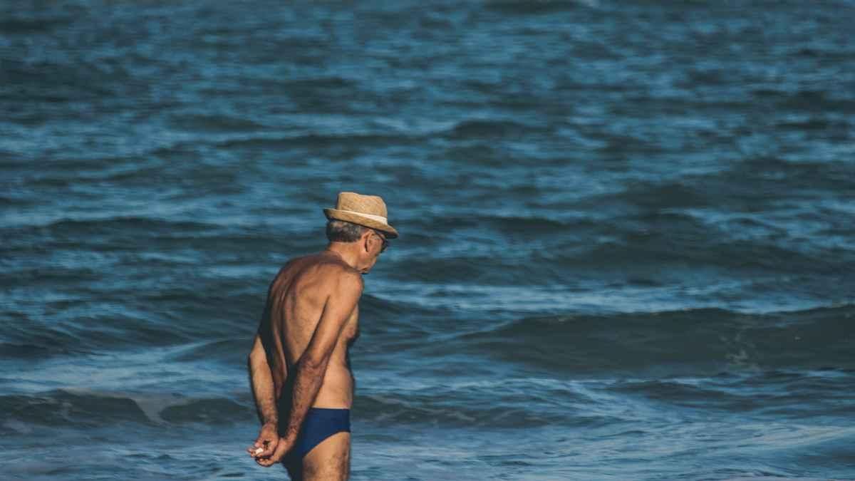 Un pensionista en la playa