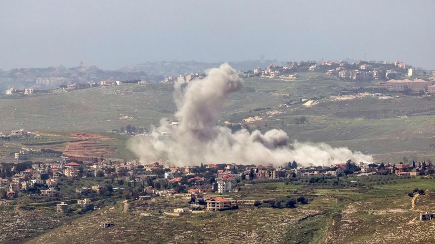 Soldados israelíes atacan el lado libanés de la frontera, el 26 de abril de 2026, en medio de un alto el fuego entre Israel y Líbano.
