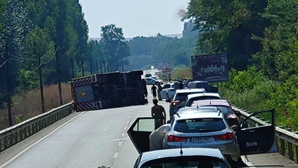 Imagen de camión de los Bomberos de la Diputación volcado tras un accidente con un turismo.
