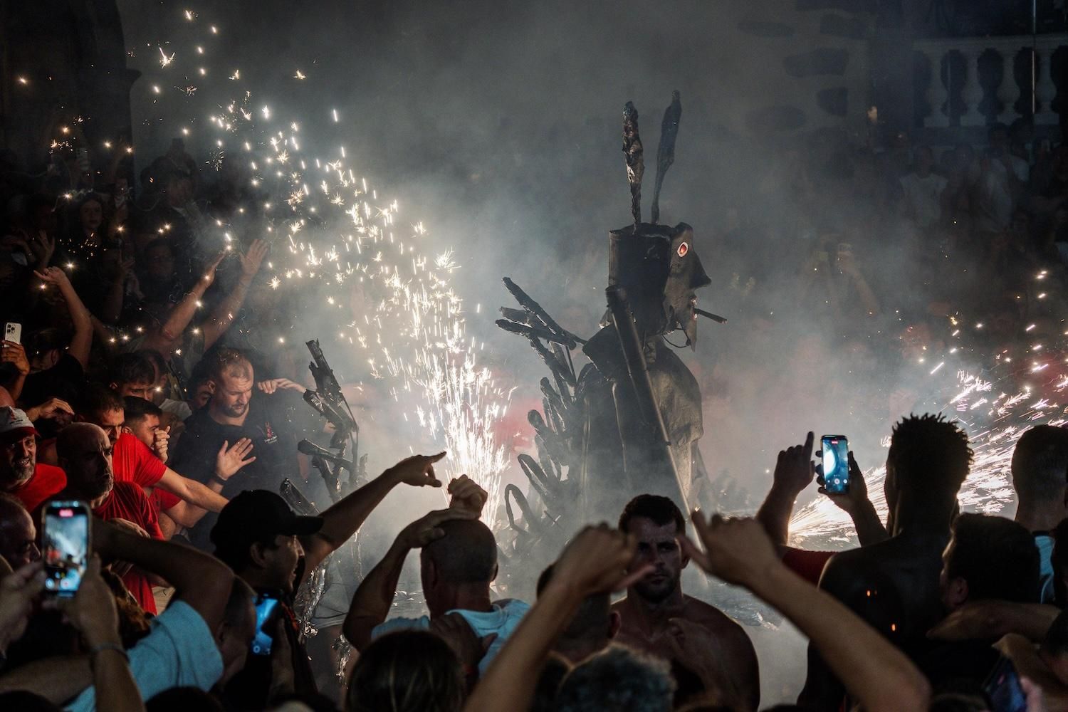 La Danza del Diablo de Tijarafe, por 102 años consecutivos, en la madrugada de este lunes, hizo vibrar a miles de personas.