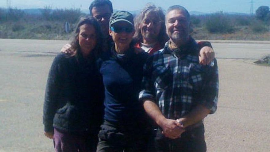 Los cinco voluntarios que auxiliaron a la yegua. /  Astorgaredaccion.com