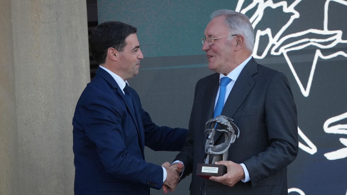 Pradales entrega el premio Joxe Mari Korta 2025 a José Antonio Jainaga.
