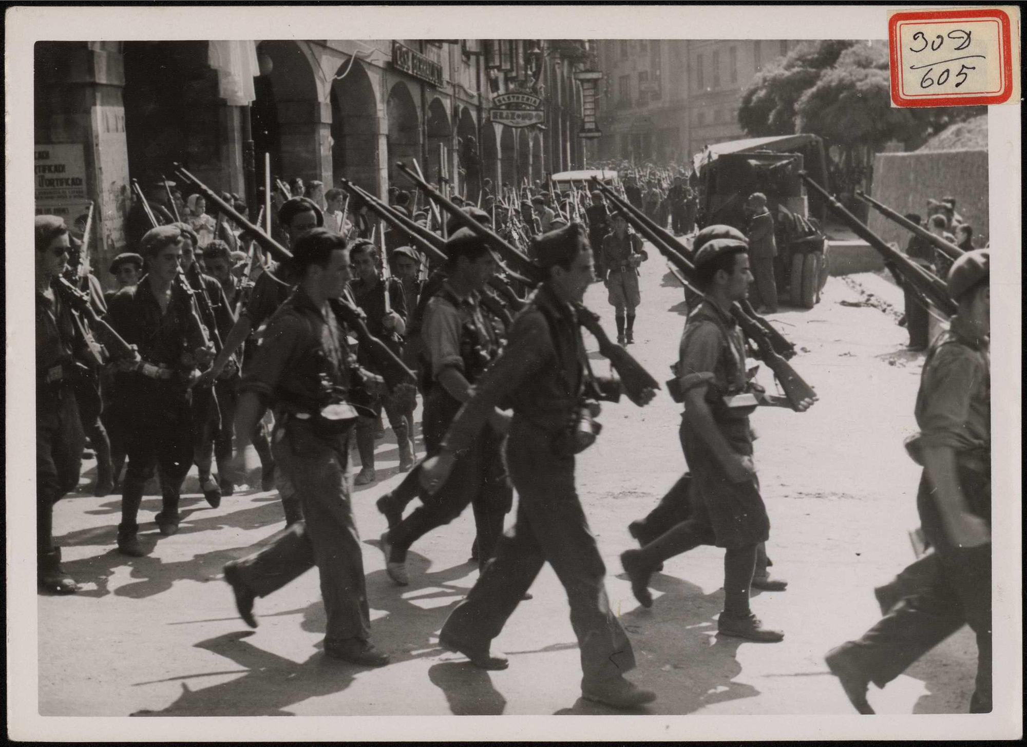"Desfile de las tropas en Torrelavega". 24 de agosto de 1937.