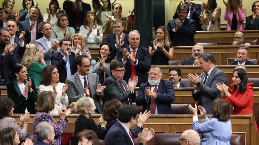 Algún día no será un huevo lo que caiga sobre la cabeza de un diputado socialista