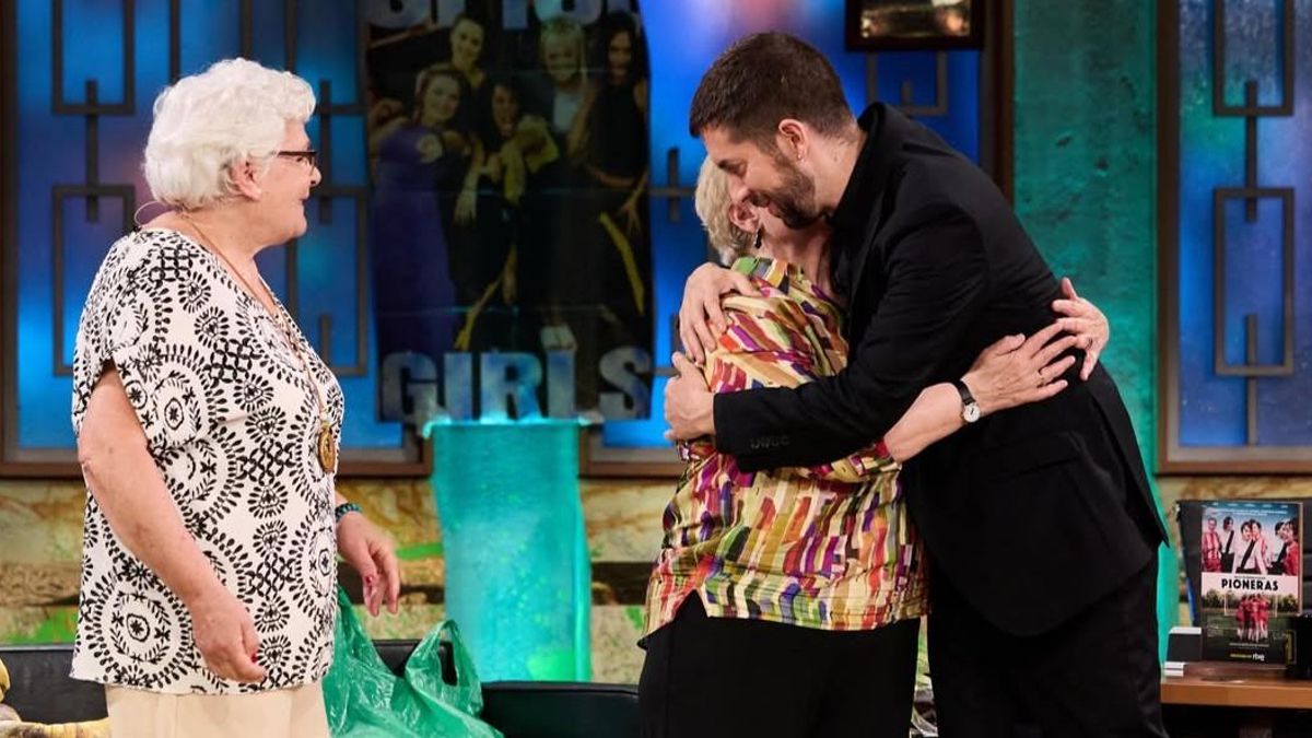 Las primeras mujeres que jugaron en un equipo de fútbol se emocionan en 'La Revuelta' al recordar las humillaciones del NO-DO