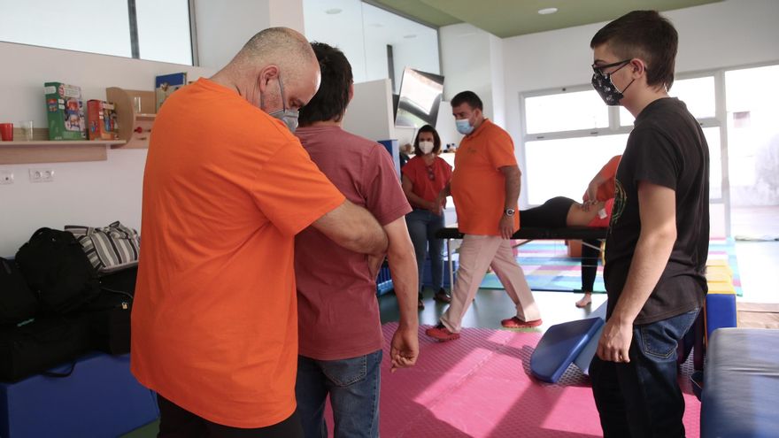 Terapia física y emocional para aliviar el impacto de la erupción en los niños con necesidades especiales de La Palma