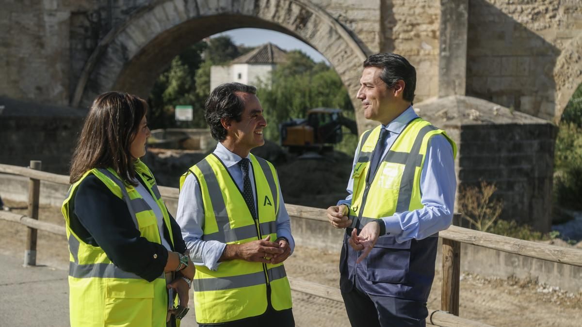 El consejero de Fomento y Movilidad de la Junta, Mario Muñoz-Atanet, y el alcalde de Córdoba, José María Bellido, visitan las obras bajo el puente romano_12
