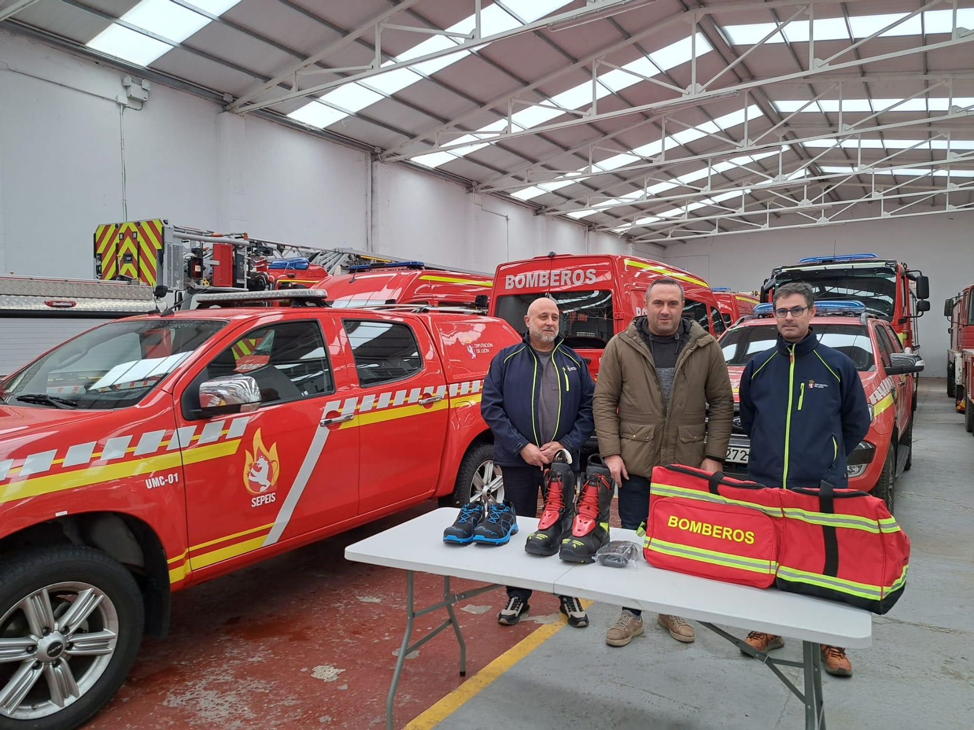 El diputado provincial de Bomberos, Luis Alberto Arias (c) en la nave sin contrato en vigor del polígono de Villacedré que usa el Sepeis.