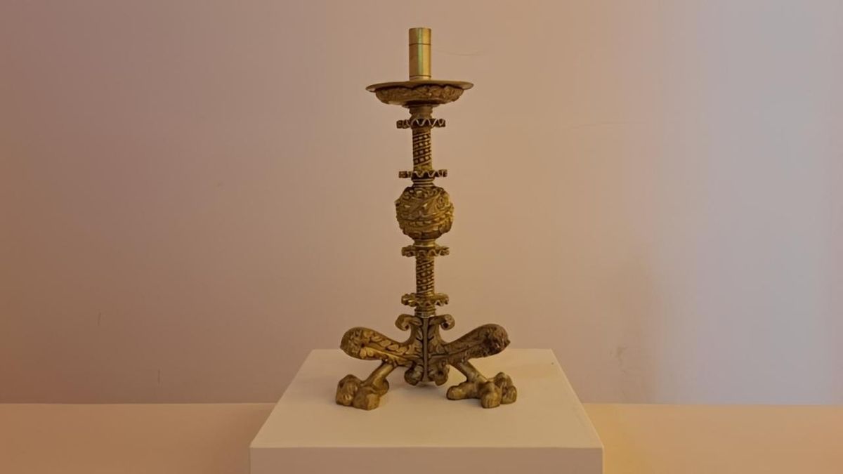 Un pedazo de la Sagrada Familia en Astorga: el Palacio de Gaudí expone un candelero diseñado por el arquitecto catalán