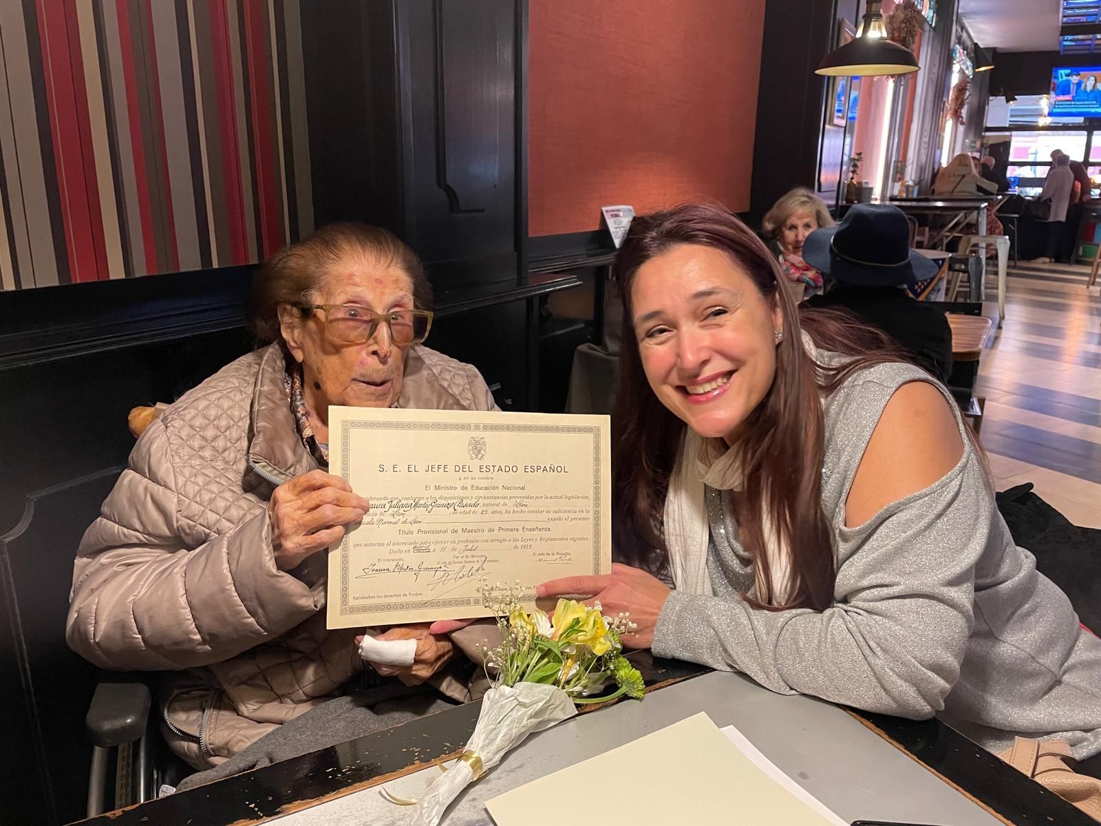 A sus 110 años, Isaura Martín-Granizo recibe su título de Maestra que la guerra truncó.
