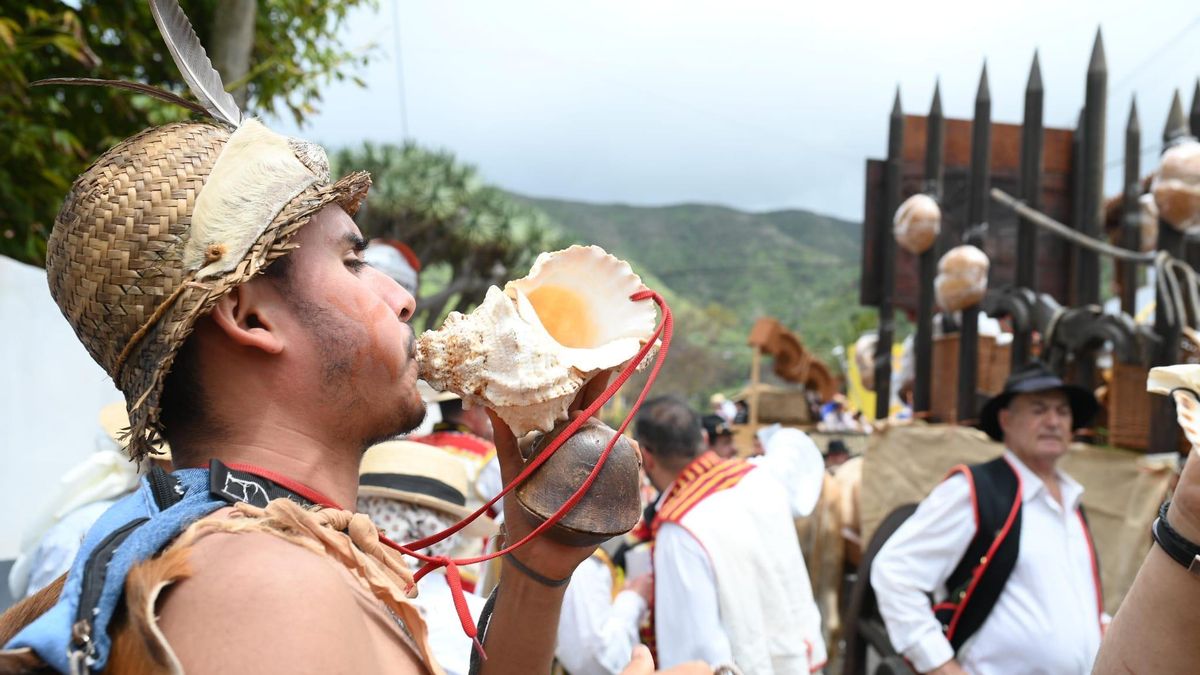 Una persona hace sonar un bucio en la romería de San Marcos de Tegueste.