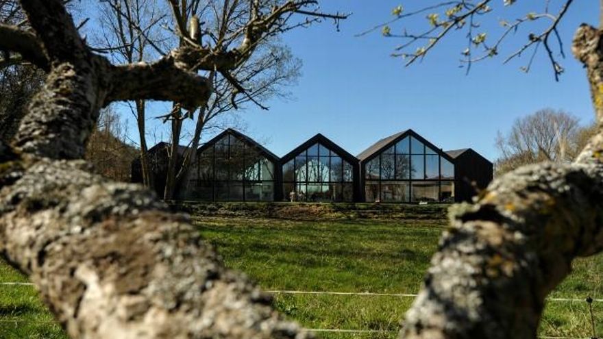 Impactante imagen de la nueva sede de la Fundación Cerezales, en Cerezales del Condado, y su implicación con el entorno rural. / Foto Daniel Martín