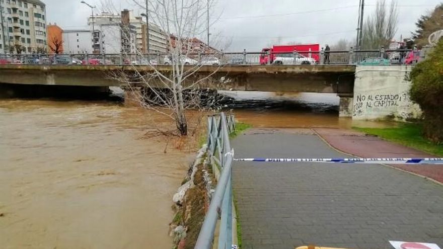 Subiendo de nivel en el puente de Los Leones. / C.J.D.