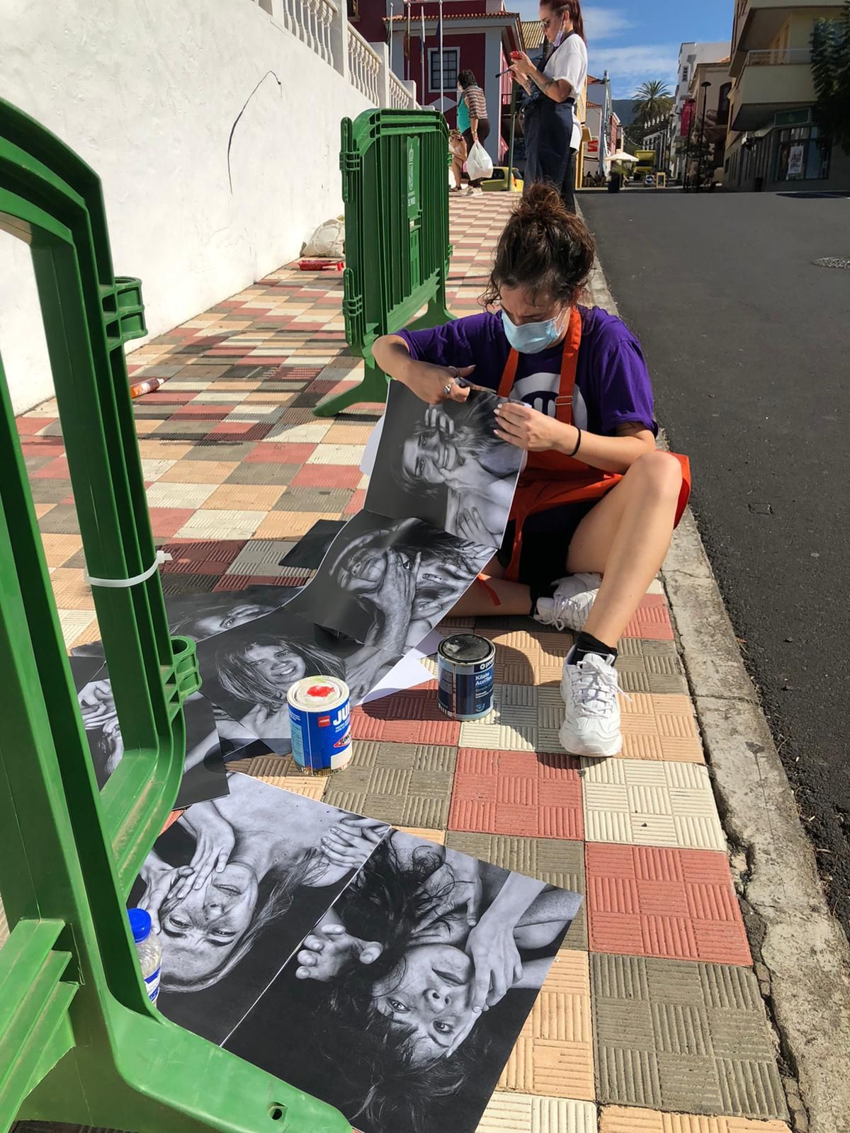 Una artista trabaja en el mural de El Paso.