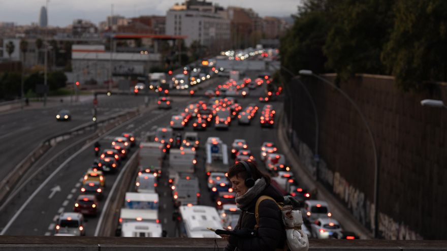 Foto de archivo de tráfico de entrada a la ciudad de Barcelona por la Avenida de Meridiana, desde el Puente de Sarajevo.