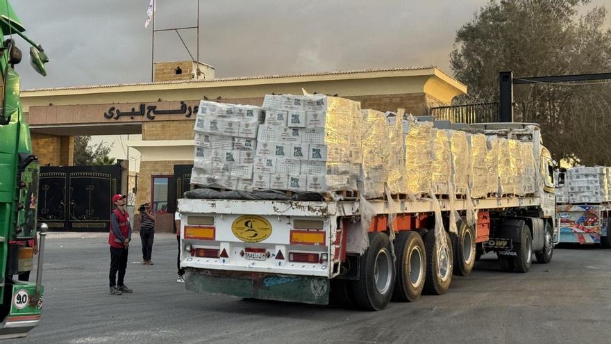 Camiones con ayuda humanitaria entrando a Gaza por el paso de Rafah