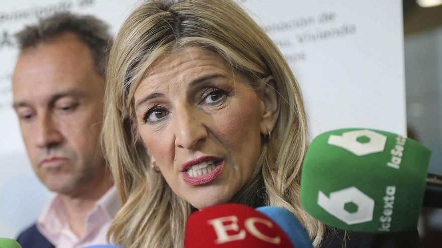 La vicepresidenta segunda del Gobierno y ministra de Trabajo y Economía Social, Yolanda Díaz, atiende a los medios de comunicación este jueves en Oviedo.