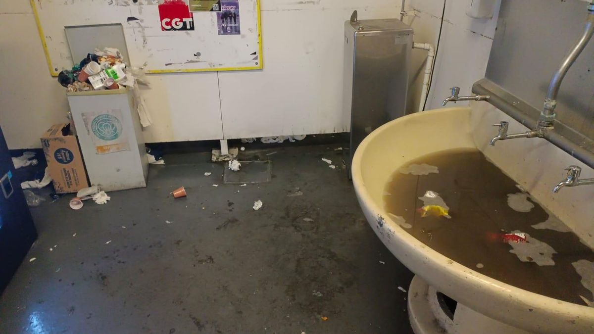 Un baño de la fábrica Stellantis, donde las trabajadoras de limpieza están de huelga