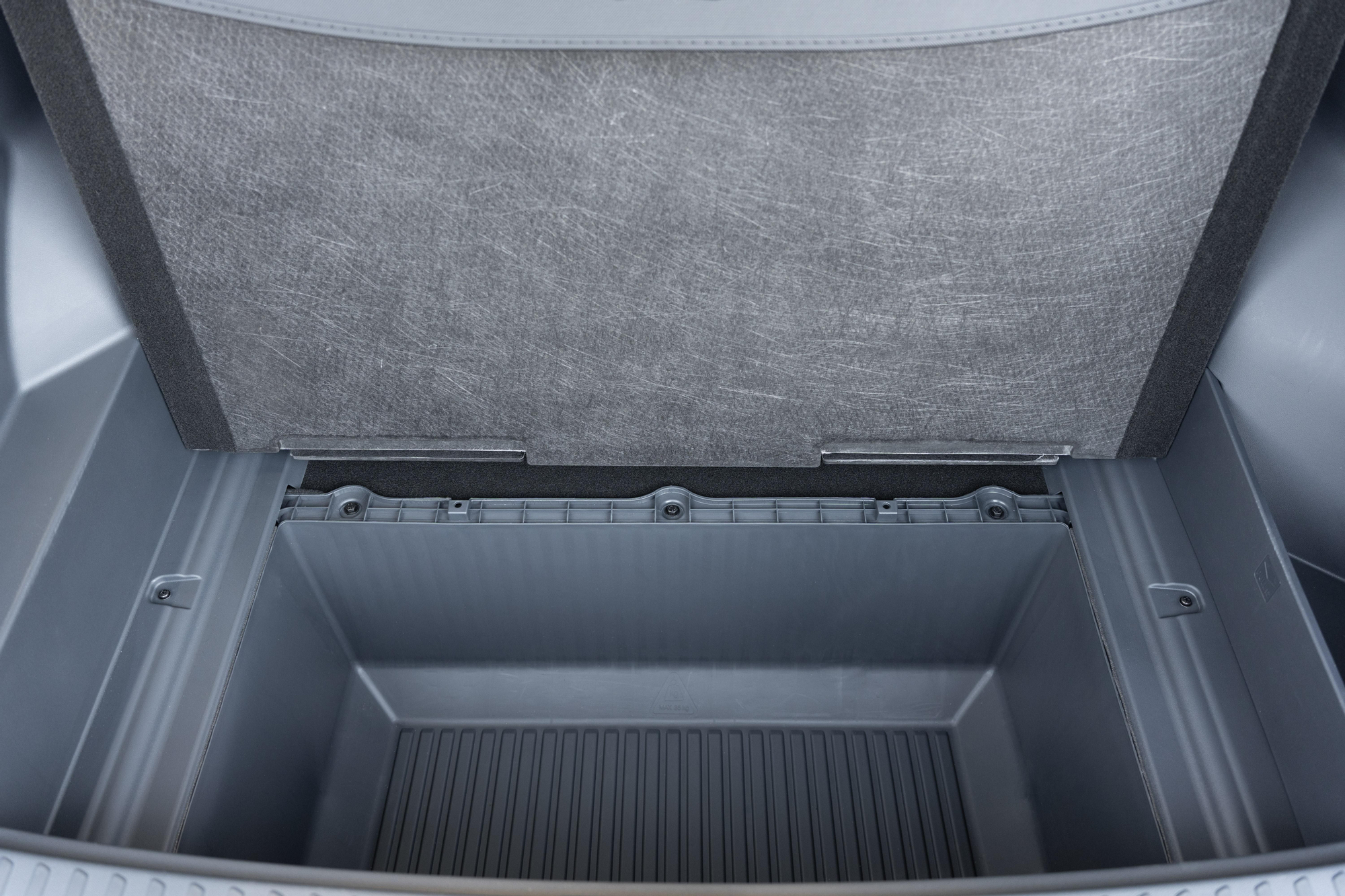 Bajo la moqueta del maletero encontramos este amplio espacio ideal para llevar los cables de recarga.
