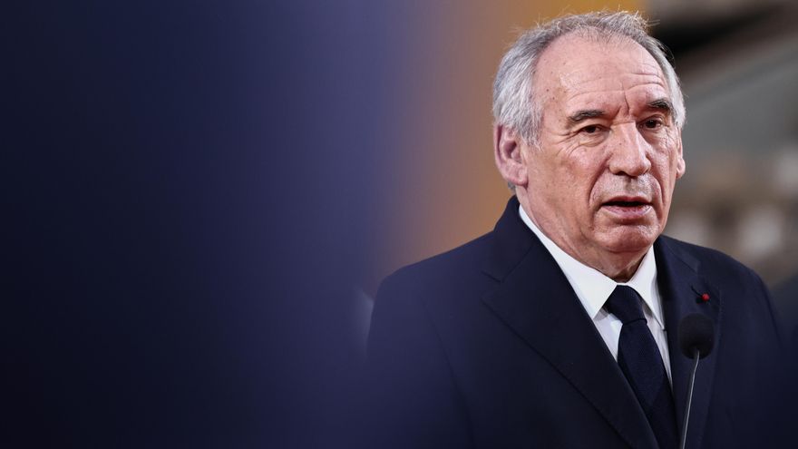 El primer ministro de Francia pisa el acelerador para salvar su cargo mientras Le Pen exige un adelanto electoral