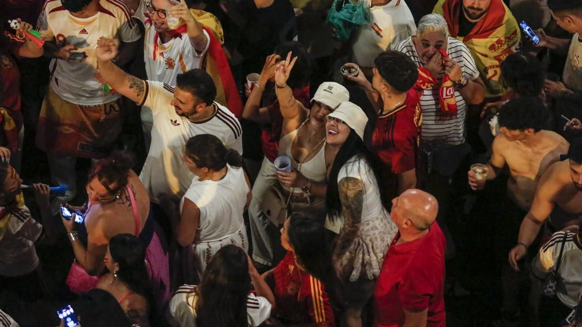 La celebración de los cordobeses en Las Tendillas tras el triunfo de España, en imágenes