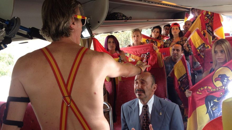 Tony Lomba impone sus manos a Primitivo (Manuel Manquiña) en 'Rey Gitano', la película de Juanma Bajo Ulloa