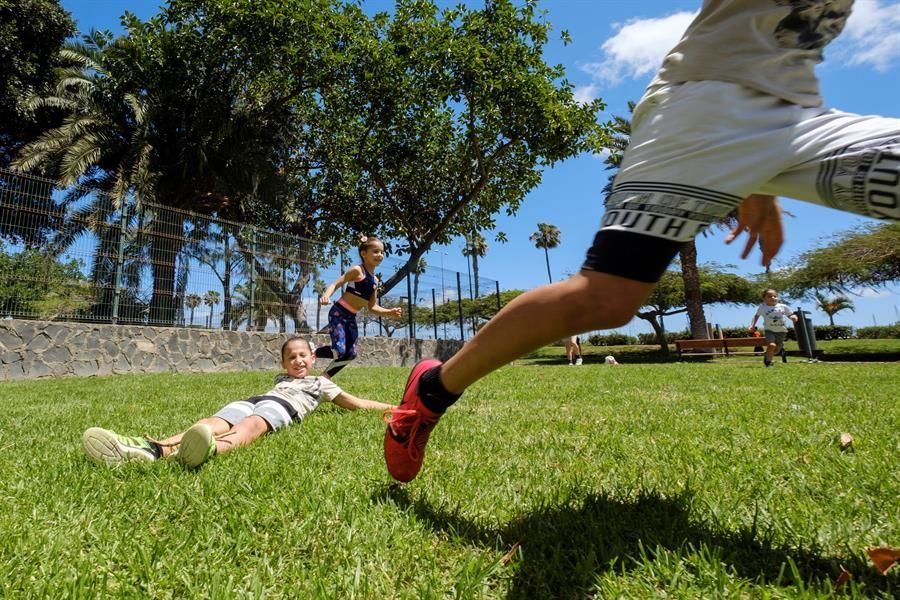 Niños jugando en Las Palmas de Gran Canaria en este primer día en que pueden salir durante el estado de alarma