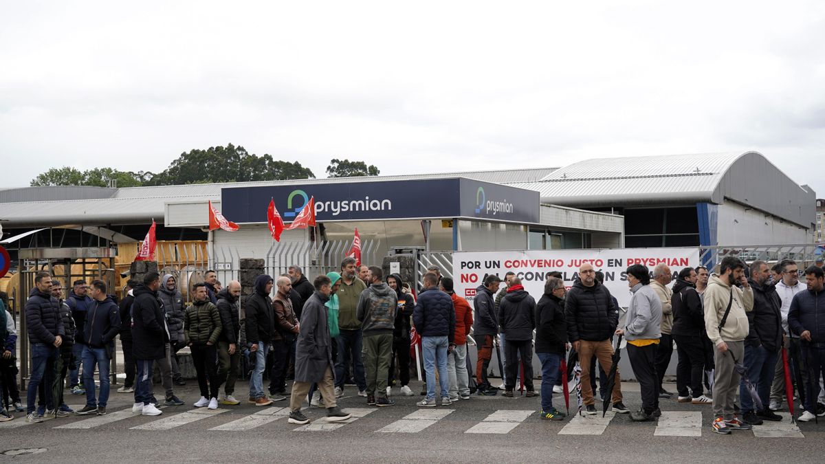 Toda la plantilla de la planta de fibra óptica Prysmian de Maliaño secunda la primera de las cinco jornadas de huelga previstas