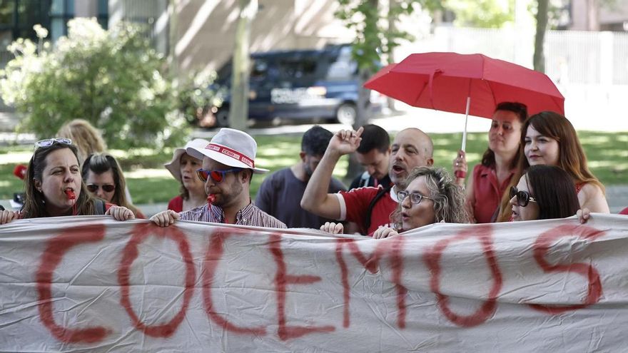 Diversas Familias se reúnen este jueves ante la sede de la Asamblea de Madrid para protestar contra las altas temperaturas en las aulas y exigir la climatización de los colegios. EFE/ Sergio Pérez