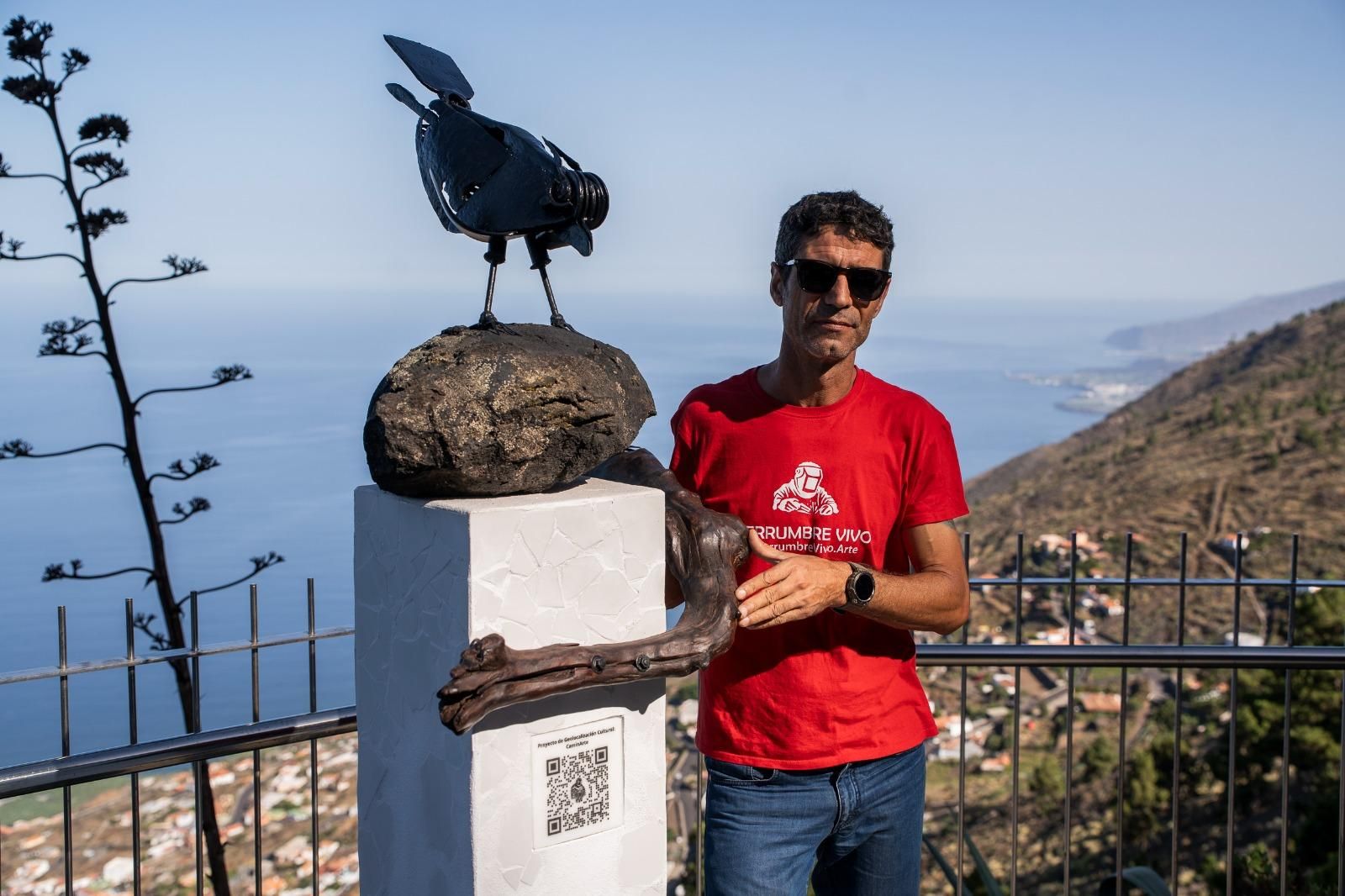 Escultura del artista fuencalentero Gustavo Díaz  (en la imagen) en el Mirador de Las Indias de Fuencaliente.