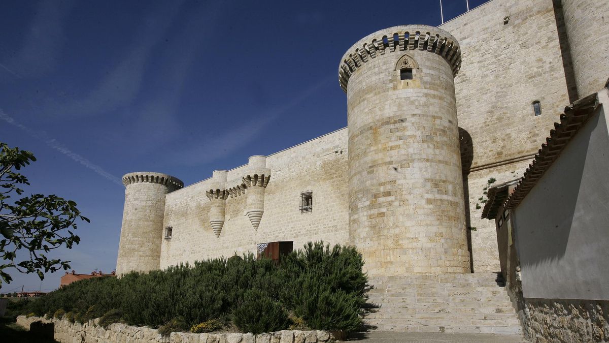 El castillo del siglo XV que alberga en su interior una exposición, sobre la historia de toda la provincia, hecha con plastilina