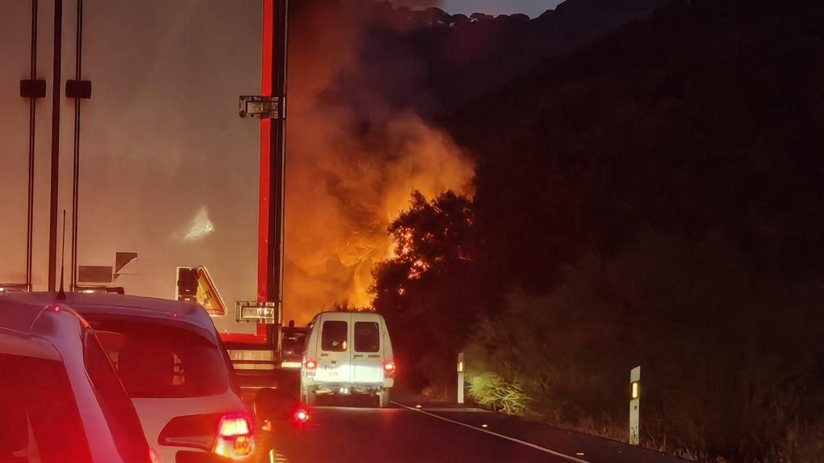 Incendio de un camión en la Sierra de Córdoba