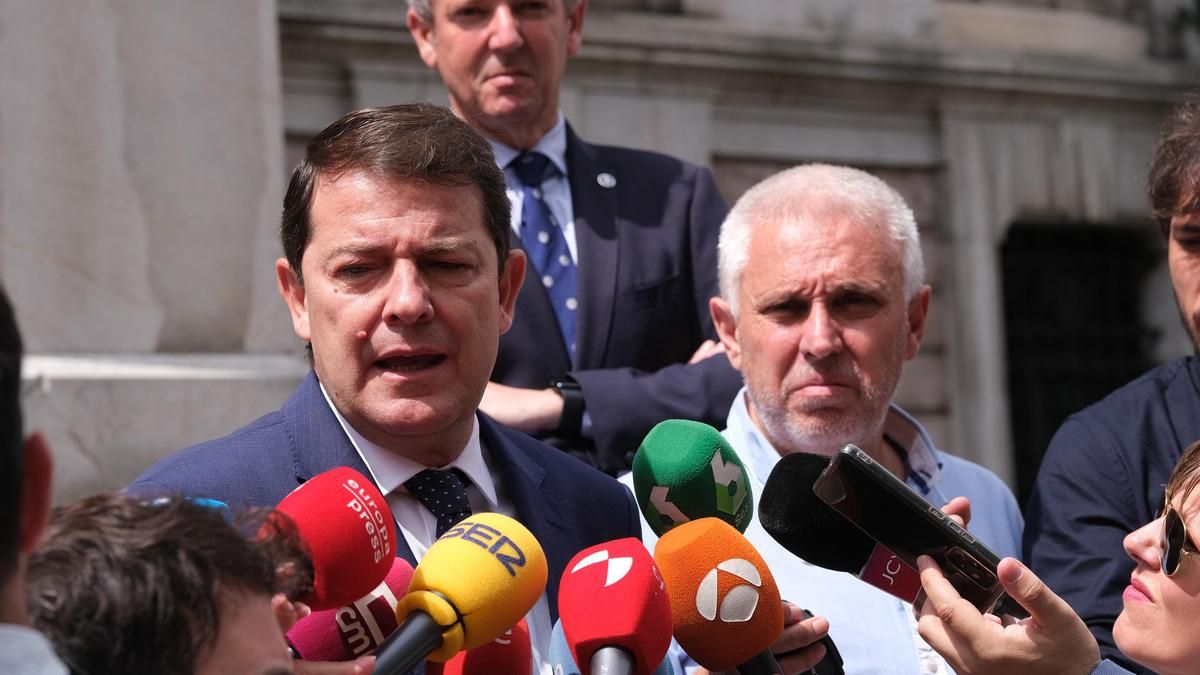 Mañueco en el acto de toma de posesión de Adrián Barbón en Asturias.